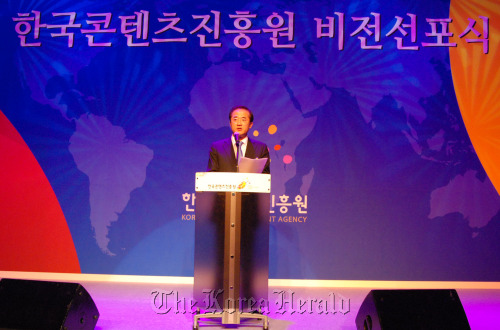 홍상표(언론인, 전 정무직공무원)
<YONHAP PHOTO-1137> 홍상표 원장, 한국콘텐츠진흥원 비전선포식 인사말 (서울=연합뉴스) 4일 오후 서울 상암동 한국콘텐츠진흥원에서 열린 비전선포식에서 홍상표 원장이 인사말을 하고 있다. 2012.5.4 <콘텐츠진흥원>> photo@yna.co.kr (끝)./2012-05-04 18:26:30/ <저작권자 ⓒ 1980-2012 ㈜연합뉴스. 무단 전재 재배포 금지.>
Hong Sang-pyo, president of the Korea Creative Content Agency, speaks at a conference in Seoul, Friday. Yonhap News