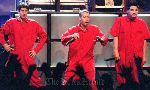 비스티 보이즈 (Beastie Boys/ 가수)
The Beastie Boys perform at the 1998 MTV Video Music Awards. Adam Yauch (center) died Friday.  MCT