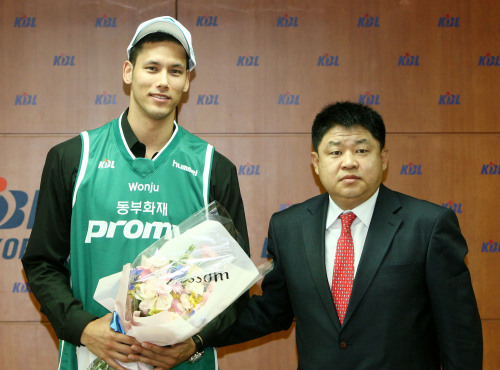 <YONHAP PHOTO-0710> 이승준, 원주 동부 영입 (서울=연합뉴스) 7일 오전 논현동 KBL 센터에서 개최된 귀화혼혈선수 추첨에서 원주 동부로 영입된 이승준(왼쪽) 선수와 강동희 감독. 2012.5.7 << KBL >> photo@yna.co.kr/2012-05-07 14:33:01/ <저작권자 ⓒ 1980-2012 ㈜연합뉴스. 무단 전재 재배포 금지.>
Lee Seung-jun (left) poses with Dongbu head coach Kang Dong-hee in Seoul on Monday.
Yonhap News