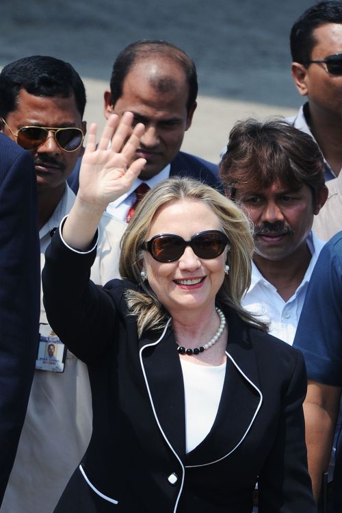 <YONHAP PHOTO-1147> US Secretary of State Hillary Clinton waves upon her arrival at the Netaji Subhash Chandra Bose International Airport in Kolkata on May 6, 2012. US Secretary of State Hillary Clinton landed in India with hopes of reinvigorating a relationship seen as losing steam despite efforts to bring the world's two largest democracies closer. Clinton will be wading into a row over Iran, which is sending a trade delegation this week to New Delhi despite US threats to slap sanctions on countries that buy the Islamic republic's oil AFP PHOTO/Dibyangshu SARKAR../2012-05-06 20:49:18/ <저작권자 ⓒ 1980-2012 ㈜연합뉴스. 무단 전재 재배포 금지.>
U.S. Secretary of State Hillary Clinton waves upon her arrival at the Netaji Subhash Chandra Bose International Airport in Kolkata on Sunday. AFP-Yonhap News