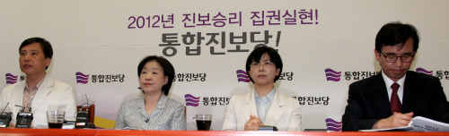 <YONHAP PHOTO-0364> 위기의 통합진보당 (서울=연합뉴스) 백승렬 기자 = 통합진보당 이정희 대표 등 공동 대표들이 7일 국회에서 열린 대표단 회의에서 굳은 표정으로 앉아 있다. 오른쪽부터 유시민 이정희 심상정 조준호 공동대표. 2012. 5. 7 srbaek@yna.co.kr/2012-05-07 10:37:16/ <저작권자 ⓒ 1980-2012 ㈜연합뉴스. 무단 전재 재배포 금지.>
Unified Progressive Party co-leaders hold a news conference Monday. From left are Cho Jun-ho, Sim Sang-jeong, Lee Jung-hee and Rhyu Shi-min.   Yonhap News