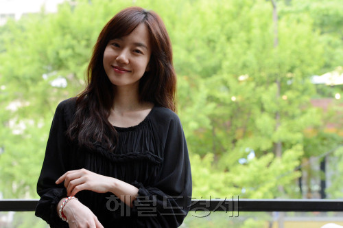 배우 임수정<br />정희조 기자/checho@heraldm.com 120507
영화 ‘내 아내의 모든 것’(17일 개봉)은 ‘임수정의 모든 것’이라고 할 만큼 농익은 연기를 보여준다. 가정에선 지극정성으로 내조하는 아내, 바깥에선 사소한 것 하나라도 시비를 밝혀야 직성이 풀리는 다부진 여성이지만 어느 순간 ‘하루빨리 헤어지고 싶은 귀찮은 존재’가 되고, 남편이 ‘작업’을 의뢰한 희대의 카사노바(류승룡)의 미끼에 걸려드는 인물 역할이다. 정희조 기자/checho@heraldm.com