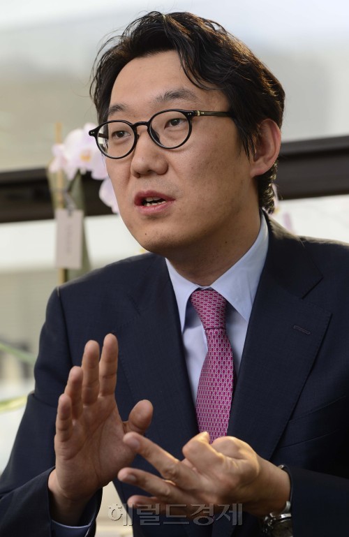 김태홍(금융인)
미래에셋자산운용과 프랭클린템플턴투신운용의 대표 펀드인 ‘디스커버리’와 ‘템플턴 그로스’의 수석 펀드매니저, 국내 1위 투자자문사인 브레인투자자문의 부사장을 지낸 김태홍(42) 대표가 독립했다. 김 대표는 다음달 중순 ‘그로쓰 힐’(Growth Hill)이란 이름의 새로운 투자자문사의 문을 열 예정이다.