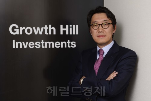 김태홍(금융인)
미래에셋자산운용과 프랭클린템플턴투신운용의 대표 펀드인 ‘디스커버리’와 ‘템플턴 그로스’의 수석 펀드매니저, 국내 1위 투자자문사인 브레인투자자문의 부사장을 지낸 김태홍(42) 대표가 독립했다. 김 대표는 다음달 중순 ‘그로쓰 힐’(Growth Hill)이란 이름의 새로운 투자자문사의 문을 열 예정이다.