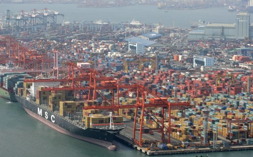 <YONHAP PHOTO-0948> Container ships dock at a port in Pusan, about 420 km (262 miles) southeast of Seoul, March 22, 2007. The United States and South Korea agreed the biggest U.S. trade pact for 15 years on April 2, 2007, with only minutes to go before a deadline. Picture taken March 22, 2007.  REUTERS/Jo Yong-Hak/File     (SOUTH KOREA)/2007-04-03 12:59:03/<br /><저작권자 ⓒ 1980-2007 ㈜연합뉴스. 무단 전재 재배포 금지.>
