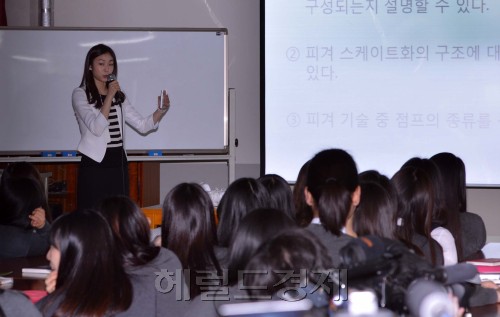 대한민국을 대표하는 피겨요정 김연아가 8일 오전 강남구 역삼동에 위치한 진선여고 회당기념관에서 교생실습을 하고 있다. 고려대학교 체육교육학과 09학번인 김연아는 올해 4학년으로 교생실습을 4주간 할 예정이다.<br />이상섭 기자. babtong@heraldm.com 2012.05.08
대한민국을 대표하는 피겨요정 김연아가 8일 오전 강남구 역삼동에 위치한 진선여고 회당기념관에서 교생실습을 하고 있다. 고려대학교 체육교육학과 09학번인 김연아는 올해 4학년으로 교생실습을 4주간 할 예정이다.
이상섭 기자. babtong@heraldm.com 2012.05.08