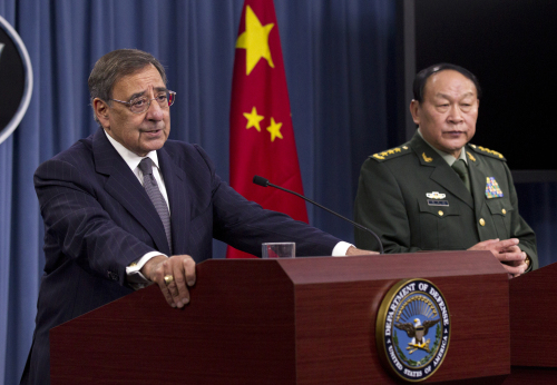 <YONHAP PHOTO-0259> Defense Secretary Leon Panetta and and China's Minister of National Defense Gen. Liang Guanglie, speak during a news conference at the Pentagon, Monday, May 7, 2012, in Washington. (AP Photo/Manuel Balce Ceneta)/2012-05-08 08:30:58/ <저작권자 ⓒ 1980-2012 ㈜연합뉴스. 무단 전재 재배포 금지.>
Defense Secretary Leon Panetta (left) and China’s Minister of National Defense Gen. Liang Guanglie speak during a news conference at the Pentagon in Washington on Monday.  AP-Yonhap News