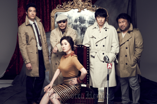 Director Lee Myeong-se (second from left) poses with actors and actresses starring in “Mister K,” including Moon So-ri (seated center) and Sol Kyung-gu (second from right), in February. JK Film
Director Lee Myeong-se (second from left) poses with actors and actresses starring in “Mister K,” including Moon So-ri (seated center) and Sol Kyung-gu (second from right), in February. JK Film