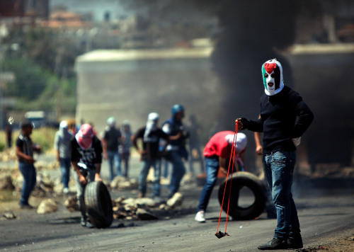 <YONHAP PHOTO-1285> (120507) -- RAMALLAH, May 7, 2012 (Xinhua) -- Palestinian protesters clash with Israeli soldiers during a protest outside Ofer prison near the West Bank city of Ramallah, on May 7, 2012. The Palestinian National Authority (PNA) on Monday welcomed the Arab League (AL)'s decision to raise the issue of Palestinian prisoners to the United Nations. (Xinhua/Fadi Arouri)/2012-05-07 22:14:35/ <저작권자 ⓒ 1980-2012 ㈜연합뉴스. 무단 전재 재배포 금지.>
Palestinian protesters clash with Israeli soldiers during a protest outside Ofer prison near the West Bank city of Ramallah on Monday.   Xinhua-Yonhap News