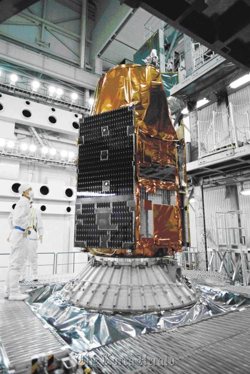 Researchers examine Korea’s multipurpose satellite Arirang-3 at the Tanegashima Space Center in Japan on May 1.
Korea Aerospace Research Institute
Researchers examine Korea’s multipurpose satellite Arirang-3 at the Tanegashima Space Center in Japan on May 1.
Korea Aerospace Research Institute