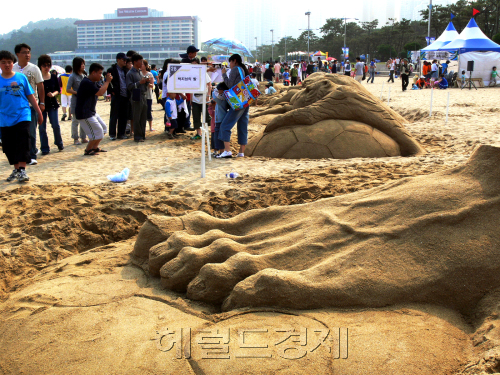 지난해 해운대 모래작품전에 출전한 ‘박지성의 발’ 작품앞에 관광객들의 시선이 머무르고 있다.