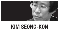 An outsider’s perspective is often illuminating and enlightening, as he or she perceives the world differently from us, and sees things that insiders tend to miss. While an outsider’s views are fresh and penetrating, an insider’s vision is often banal and myopic. In Korea, for example, the famous short story, “Kapitan Lee,” is widely known as an account of an opportunistic doctor who manages to survive Korea’s turbulent years of the Japanese occupation, and the liberation and division of the country. Koreans think of Dr. Lee as a chameleon-like person who is selfish and egotistic, for he adapts to new environments quickly, and prospers when others fall into misery. At school, therefore, Korean students learn that Dr. Lee is someone whom they should never emulate as a role model.