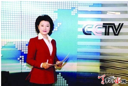 중국중앙방송(CCTV) 아나운서가 뉴스 진행 도중 "필리핀은 중국의 고유 영토"라고 실언해 구설수에 올랐다.
CCTV 여성 앵커 허자(和佳)는 7일 저녁, 뉴스 프로그램 '24시간'에서 최근 중국과 필리핀간에 최대 현안인 황옌다오(黄岩岛·스카보러섬) 영유권 분쟁에 대해 전문가와 얘기를 나누던 중, "필리핀은 우리(중국) 고유의 영토다. 중국은 필리핀에 대해 다툼의 여지가 없는 주권을 가지고 있다"고 말했다.