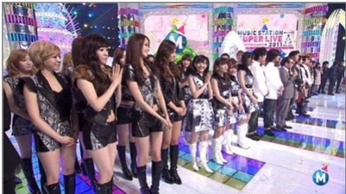 소녀시대(가수)
걸그룹 소녀시대가 장신돌에 등극해 화제다.
