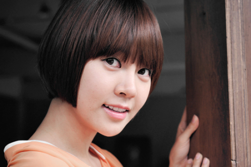 최윤영(탤런트, 영화배우)
영화 ‘코리아’에서 주연 배두나, 하지원 못지않게 통통 튀는 매력을 발산하는 한 여배우가 있다. 짧은 숏커트 머리에 귀여운 외모, 높은 하이톤의 음성, 그리고 좋아하는 이성을 향한 적극적인 애정표현까지 갖춘 배우 최윤영의 이야기다.