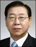 정준양(기업인)
9일 포스코에 따르면, 정 회장은 현재 중국 베이징에서 열리고 있는 국제철강컨퍼런스에 기조연설을 하기 위해 참석 중이다.당초 정 회장 주변에서  외부 일정을 자제하는 것이 좋지 않겠냐고 권고했다.  하지만 정 회장은 검찰 수사로 인해 포스코의 글로벌 경영에 지장을 줄 수 없다며 모든 외부 일정을 강행하기로 한 것으로 알려졌다.
