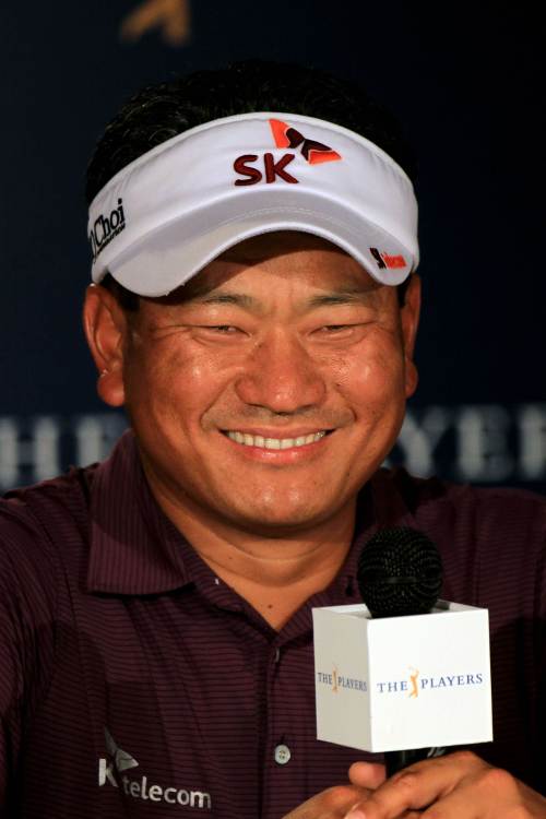 <YONHAP PHOTO-0349> PONTE VEDRA BEACH, FL - MAY 08: K.J. Choi of South Korea talks with the media during a press conference prior to the start of THE PLAYERS Championship held at THE PLAYERS Stadium course at TPC Sawgrass on May 8, 2012 in Ponte Vedra Beach, Florida. Sam Greenwood/Getty Images/AFP== FOR NEWSPAPERS, INTERNET, TELCOS & TELEVISION USE ONLY ==../2012-05-09 06:09:49/ <저작권자 ⓒ 1980-2012 ㈜연합뉴스. 무단 전재 재배포 금지.>
Korea’s Choi Kyung-ju talks with the media on Tuesday.  AFP-Yonhap News