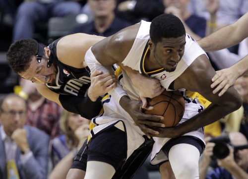 <YONHAP PHOTO-0457> Orlando Magic forward Hedo Turkoglu, left, and Indiana Pacers center Roy Hibbert tussle for control of the ball in the first half of Game 5 of an NBA basketball first-round playoff series, in Indianapolis on Tuesday, May 8, 2012. (AP Photo/Michael Conroy)/2012-05-09 09:38:46/ <저작권자 ⓒ 1980-2012 ㈜연합뉴스. 무단 전재 재배포 금지.>
Orlando Magic forward Hedo Turkoglu (left) and Indiana Pacers center Roy Hibbert battle for the ball on Tuesday.  AP-Yonhap News