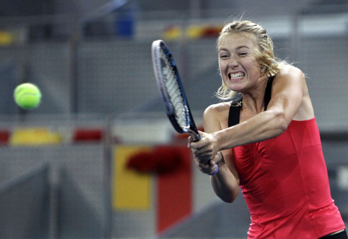 <YONHAP PHOTO-0219> Maria Sharapova from Russia returns the ball to Czech Republic's Klara Zakopalova during a Madrid Open tennis tournament match in Madrid, Spain, Tuesday May 8, 2012. (AP Photo/Alberto Di Lolli)/2012-05-09 05:54:21/ <저작권자 ⓒ 1980-2012 ㈜연합뉴스. 무단 전재 재배포 금지.>
Maria Sharapova returns a shot against Klara Zakopalova on Tuesday.  AP-Yonhap News