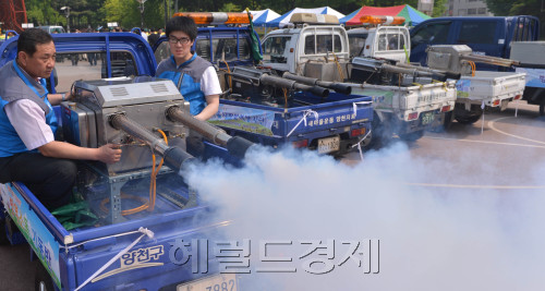 9일 오전 서울 양천구 양천공원에서 마을사랑 방역봉사단원120명과 방역기동반13명등 200여명이 참석한 가운데 양천구 민,관합동방역단 발대식이 열렸다. 방역기동반이 방역기기를 점검하고 있다.<br />이상섭기자. babtong@heraldm.com 2012.05.09
9일 오전 서울 양천구 양천공원에서 마을사랑 방역봉사단원120명과 방역기동반13명등 200여명이 참석한 가운데 양천구 민,관합동방역단 발대식이 열렸다. 방역기동반이 방역기기를 점검하고 있다.
이상섭기자. babtong@heraldm.com 2012.05.09