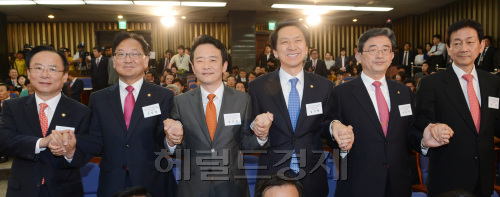 새누리당은 9일 국회에서 당선인 총회를 열어 19대 국회 첫 원내대표와 정책위의장을 선출하고 있다.<br />이번 원내대표 경선에는 5선의 남경필 의원과 4선의 이주영, 이한구 의원이 출마해 3파전을 벌이고 있는 가운데 후보자들이 손을 들어 인사하고 있다. 박현구 기자phko@heraldm.com
새누리당은 9일 국회에서 당선인 총회를 열어 19대 국회 첫 원내대표와 정책위의장을 선출하고 있다.
이번 원내대표 경선에는 5선의 남경필 의원과 4선의 이주영, 이한구 의원이 출마해 3파전을 벌이고 있는 가운데 후보자들이 손을 들어 인사하고 있다. 박현구 기자phko@heraldm.com