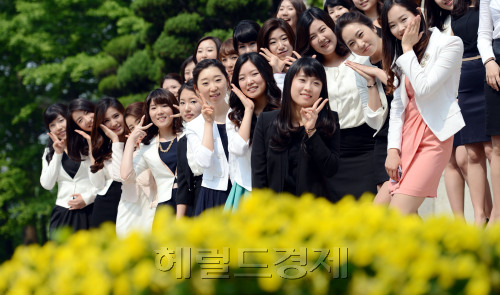 9일 오전 서울 이화여대에서 불어불문과 4학년 학생들이 화사한 미소를 지으며 졸업사진을 찍고 있다./ 안훈기자 rosedale@ 2012.-5.09
9일 오전 서울 이화여대에서 불어불문과 4학년 학생들이 화사한 미소를 지으며 졸업사진을 찍고 있다./ 안훈기자 rosedale@ 2012.-5.09