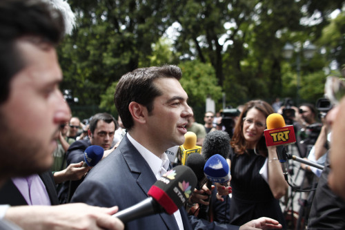 <YONHAP PHOTO-0023> Alexis Tsipras, head of the Radical Left Coalition (SYRIZA) exits the Presidential Palace after his meeting with Greek President Karolos Papoulias, to formally take the mandate to form a coalition government in Athens, Tuesday, May 8, 2012. Greece's commitment to austerity is no longer valid because voters have rejected those deals, a left-wing party leader declared Tuesday as he tried to form a new coalition government. (AP Photo/Kostas Tsironis)/2012-05-09 00:21:22/ <저작권자 ⓒ 1980-2012 ㈜연합뉴스. 무단 전재 재배포 금지.>
Alexis Tsipras, head of the Radical Left Coalition, exits the Presidential Palace after his meeting with Greek President Karolos Papoulias on Tuesday.  AP-Yonhap News