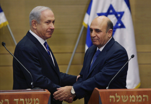 <YONHAP PHOTO-0401> Israel's Prime Minister Benjamin Netanyahu, left, and Kadima party leader Shaul Mofaz shake hands before holding a joint press conference announcing the new coalition government in Jerusalem, Tuesday, May 8, 2012. Netanyahu said Tuesday his new coalition government will promote a "responsible" peace process with the Palestinians. (AP Photo/Sebastian Scheiner)/2012-05-09 07:20:46/ <저작권자 ⓒ 1980-2012 ㈜연합뉴스. 무단 전재 재배포 금지.>
Israel’s Prime Minister Benjamin Netanyahu (left) and Kadima party leader Shaul Mofaz shake hands before holding a joint press conference announcing the new coalition government in Jerusalem on Tuesday.   AP-Yonhap News
Israel’s Prime Minister Benjamin Netanyahu (left) and Kadima party leader Shaul Mofaz shake hands before holding a joint press conference announcing the new coalition government in Jerusalem on Tuesday.   AP-Yonhap News