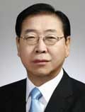 정준양(기업인)
9일 포스코에 따르면, 정 회장은 현재 중국 베이징에서 열리고 있는 국제철강컨퍼런스에 기조연설을 하기 위해 참석 중이다.당초 정 회장 주변에서  외부 일정을 자제하는 것이 좋지 않겠냐고 권고했다.  하지만 정 회장은 검찰 수사로 인해 포스코의 글로벌 경영에 지장을 줄 수 없다며 모든 외부 일정을 강행하기로 한 것으로 알려졌다.