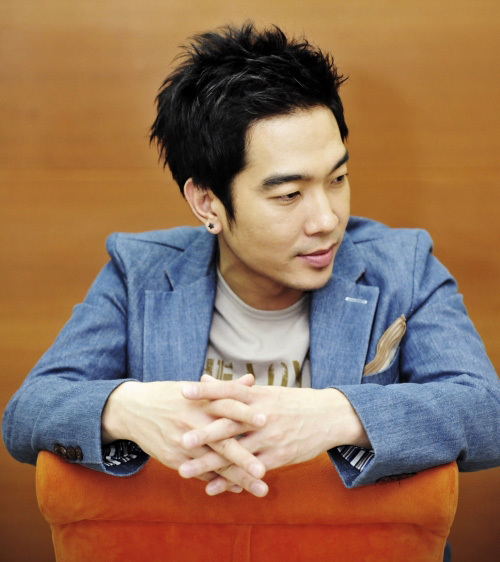 고영욱(가수, 뮤지컬배우)
인기그룹 룰라 출신의 방송인 고영욱(36)이 미성년자와의 성관계 혐의를 인정함에 따라 그 처벌수위에도 관심이 모아지고 있다.