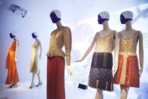 <YONHAP PHOTO-0158> Fashions by Miuccia Prada and Elsa Schiaparelli are on display at the Metropolitan Museum of Art, Monday, May 7, 2012 in New York. The show "Schiaparelli and Prada, Impossible Conversations," opens May 10 and continues through Aug. 19. (AP Photo/Mark Lennihan)/2012-05-08 05:09:17/ <저작권자 ⓒ 1980-2012 ㈜연합뉴스. 무단 전재 재배포 금지.>
Fashions by Miuccia Prada and Elsa Schiaparelli are displayed at the Metropolitan Museum of Art, Monday.   AP-Yonhap News