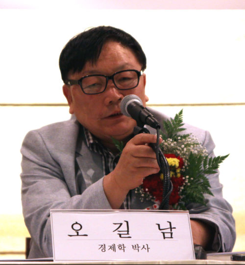 <YONHAP PHOTO-0914> 北 "통영의 딸 신숙자 간염으로 사망" (서울=연합뉴스) 북한이 `통영의 딸'로 알려진 신숙자(70)씨가 1980년대부터 앓아오던 간염으로 사망했다고 유엔에 통보한 것으로 확인됐다. 8일 오후 서울 프레스센터에서 북한반인도범죄철폐국제연대(ICNK) 주관으로 열린 '통영의 딸'에 대한 북한당국의 공식답변서 공개 기자회견에서 신숙자씨의 남편 오길남 박사가 심경을 토로하고 있다. 2012.5.8 << 열린북한방송 >> jobo@yna.co.kr/2012-05-08 18:09:46/ <저작권자 ⓒ 1980-2012 ㈜연합뉴스. 무단 전재 재배포 금지.>
Oh Kil-nam, husband of Shin Sook-ja, speaks during a press conference in Seoul on Tuesday.  Yonhap News
