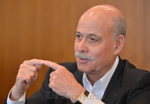 제레미 리프컨 인터뷰.<br />이상섭기자. babtong@heraldm.com 2012.05.09
American economist Jeremy Rifkin speaks during a press meeting in Seoul on Wednesday. Lee Sang-sub/The Korea Herald