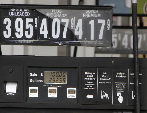 <YONHAP PHOTO-0265> FILE - This April 20, 2012, file photo, shows a gas pump displaying a $100 sale in Barre Vt. The government said Tuesday, May 8, 2012, that gasoline will be cheaper this summer than previously expected thanks to a drop in the price of oil. The Energy Department says drivers should pay an average of $3.79 per gallon at the pump from April through September. (AP Photo/Toby Talbot, File)/2012-05-09 05:59:15/ <저작권자 ⓒ 1980-2012 ㈜연합뉴스. 무단 전재 재배포 금지.>
This photo shows a gas pump displaying a $100 sale in Barre Vermont.  AP-Yonhap News