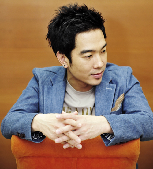고영욱(가수, 뮤지컬배우)
인기그룹 룰라 출신의 방송인 고영욱(36)이 미성년자와의 성관계 혐의를 인정함에 따라 그 처벌수위에도 관심이 모아지고 있다.
