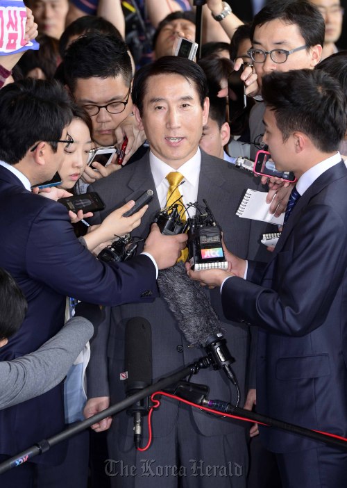 노무현 전 대통령의 차명계좌 발언으로 노 전 대통령의 유족과 노무현 재단으로부터 고인에 대한 사자(死者) 명예훼손 혐의로 고발된 조현오 전 경찰청장이 검찰으로부터 조사를 받기 위해 9일 오후 서울 중앙지검으로 들어서며 취재진의 질문을 받고 있다. 박해묵 기자/mook@heraldm.com
Former Police Commissioner-General Cho Hyun-oh talks to the press at the entrance of the Seoul Central Prosecutors’ Office in Seoul on Wednesday.  Park Hae-mook/The Korea Herald