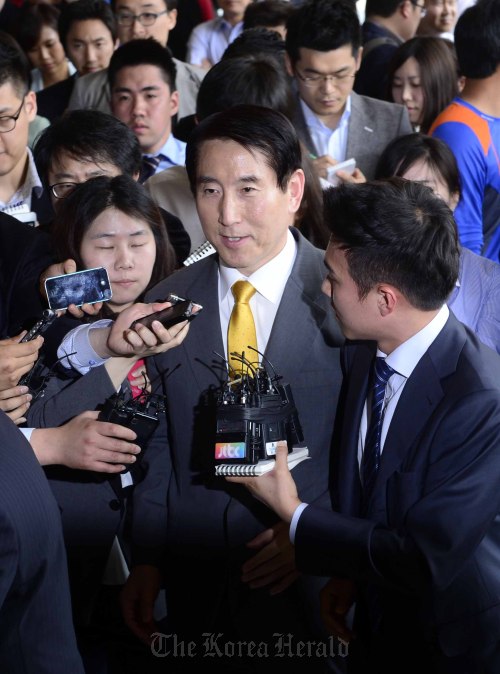 노무현 전 대통령의 차명계좌 발언으로 노 전 대통령의 유족과 노무현 재단으로부터 고인에 대한 사자(死者) 명예훼손 혐의로 고발된 조현오 전 경찰청장이 검찰으로부터 조사를 받기 위해 9일 오후 서울 중앙지검으로 들어서고 있다. 박해묵 기자/mook@heraldm.com