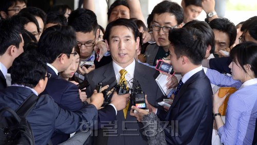 노무현 전 대통령의 차명계좌 발언으로 노 전 대통령의 유족과 노무현 재단으로부터 고인에 대한 사자(死者) 명예훼손 혐의로 고발된 조현오 전 경찰청장이 검찰으로부터 조사를 받기 위해 9일 오후 서울 중앙지검으로 들어서고 있다. 박해묵 기자/mook@heraldm.com
노무현 전 대통령의 차명계좌 발언으로 노 전 대통령의 유족과 노무현 재단으로부터 고인에 대한 사자(死者) 명예훼손 혐의로 고발된 조현오 전 경찰청장이 검찰으로부터 조사를 받기 위해 9일 오후 서울 중앙지검으로 들어서고 있다. 박해묵 기자/mook@heraldm.com