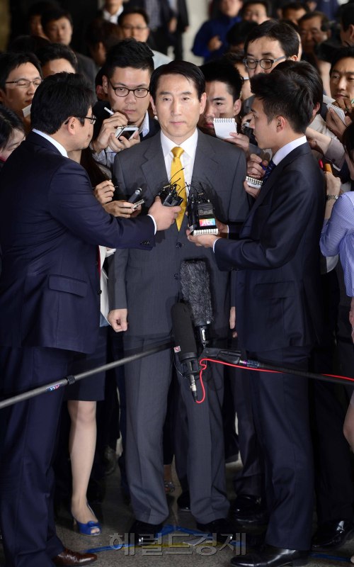 노무현 전 대통령의 차명계좌 발언으로 노 전 대통령의 유족과 노무현 재단으로부터 고인에 대한 사자(死者) 명예훼손 혐의로 고발된 조현오 전 경찰청장이 검찰으로부터 조사를 받기 위해 9일 오후 서울 중앙지검으로 들어서며 취재진의 질문을 받고 있다. 박해묵 기자/mook@heraldm.com
노무현 전 대통령의 차명계좌 발언으로 노 전 대통령의 유족과 노무현 재단으로부터 고인에 대한 사자(死者) 명예훼손 혐의로 고발된 조현오 전 경찰청장이 검찰으로부터 조사를 받기 위해 9일 오후 서울 중앙지검으로 들어서며 취재진의 질문을 받고 있다. 박해묵 기자/mook@heraldm.com