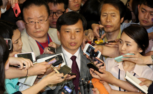 조준호(정당인)
<YONHAP PHOTO-1081> 조준호 대표 추가 답변 (서울=연합뉴스) 백승렬 기자 = 통합진보당 조준호 공동대표가 9일 국회 정론관에서 열린 비례대표 부정경선 파문과 관련 기자회견을 마치고 나서 취재진의 추가질문에 답변하고 있다. 2012. 5. 9 srbaek@yna.co.kr/2012-05-09 16:48:12/ <저작권자 ⓒ 1980-2012 ㈜연합뉴스. 무단 전재 재배포 금지.>
Cho Jun-ho, one of the four co-chairs of the minority left-wing Unified Progressive Party, answers Wednesday questions over the party’s vote-rigging allegations.  Yonhap News