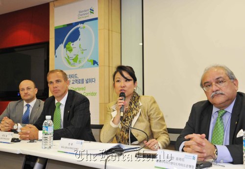 CEOs of Standard Chartered banks in Korea, Vietnam, Thailand and Malaysia hold a joint news conference on Korea-ASEAN trade in Seoul on Wednesday. From left are Vietnam’s Louis Taylor, Korea’s Richard Hill, Thailand’s Lyn Kok and Malaysia’s Osman Morad.    SC Korea
