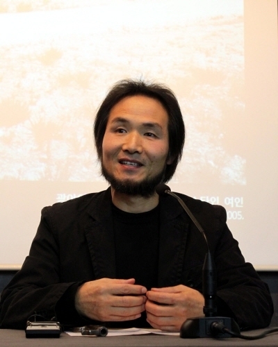 On a recent trip to Pakistan, poet and photographer Park No-hae met a young man who had been shot near the troubled Afghan border.