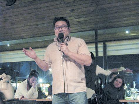 Sid Kim tells his story at the Axis storytellers event at the Berlin Café & Lounge near Itaewon, Seoul in February.(Rob York/The Korea Herald)