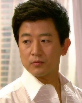 박상민(영화배우, 탤런트)
‘장군의 아들’로 유명한 배우 박상민이 자신의 전 부인을 폭행한 혐의로 벌금형을 선고받아 관심을 모으고 있다.