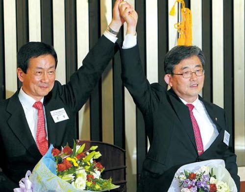 Saenuri Party Reps. Lee Hahn-koo (right) and Chin Young celebrate
after being elected as floor leader and policy chief of the
ruling party, respectively, at the National Assembly on Wednesday.
(Park Hyun-koo/The Korea Herald)