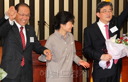 새누리당 이한구(오른쪽) 의원이 9일 오후 국회에서 열린 원내대표단 선출에서 원내대표 당선된 가운데 박근혜 비대위원장과 황우여 원내대표의 축하를 받고 있다. 박현구 기자 phko@heraldm.com
새누리당 이한구(오른쪽) 의원이 9일 오후 국회에서 열린 원내대표단 선출에서 원내대표 당선된 가운데 박근혜 비대위원장과 황우여 원내대표의 축하를 받고 있다. 박현구 기자 phko@heraldm.com
새누리당 내 주요당직이 친박 인사들로 채워지고 있다. 박근혜 비상대책위원장이 지난 9일 열린 경선에서 원내대표에 선출된 이한구(오른쪽) 의원, 오는 15일 당대표 경선에 출마한 황우여 전 원내대표의 손을 잡은 채 활짝 웃고 있다.  박현구 기자/phko@