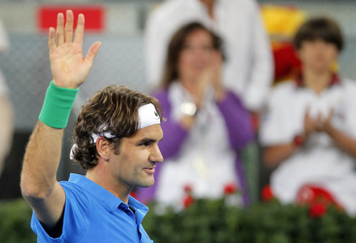 <YONHAP PHOTO-0240> Roger Federer from Switzerland celebrates his victory during a Madrid Open tennis tournament match against Milos Raonic from Canada in Madrid, Wednesday, May 9, 2012. (AP Photo/Andres Kudacki)/2012-05-10 06:57:48/ <저작권자 ⓒ 1980-2012 ㈜연합뉴스. 무단 전재 재배포 금지.>
Roger Federer of Switzerland celebrates his victory on Wednesday.  AP-Yonhap News