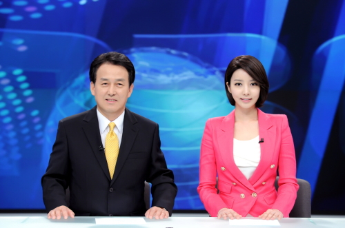 정연국(아나운서)/ 양승은(아나운서)
주말 MBC뉴스데스크의 대표 얼굴이 이번주부터 바뀐다. 최근 노조를 탈퇴한 양승은 아나운서와 런던 특파원을 지낸 정연국 사회2부장이 새 앵커가 됐다.