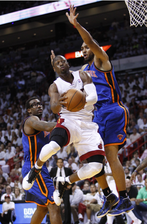 <YONHAP PHOTO-0429> Miami Heat guard Dwyane Wade, center, goes up for a shot against New York Knicks forwards Amare Stoudemire, left, and Jared Jeffries, right, during the first half of an NBA basketball game in the first round of the Eastern Conference playoffs, Wednesday, May 9, 2012, in Miami. (AP Photo/Wilfredo Lee)/2012-05-10 09:13:53/ <저작권자 ⓒ 1980-2012 ㈜연합뉴스. 무단 전재 재배포 금지.>
Miami Heat guard Dwyane Wade drives to the basket against the New York Knicks.  AP-Yonhap News