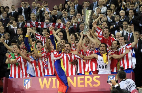 <YONHAP PHOTO-0271> Atletico Madrid players celebrate with the trophy after defeating Athletic Bilbao 3-0, at the end of the Europa League final soccer match at the National Arena in Bucharest, Romania Wednesday May 9, 2012. (AP Photo/Vadim Ghirda)/2012-05-10 07:01:55/ <저작권자 ⓒ 1980-2012 ㈜연합뉴스. 무단 전재 재배포 금지.>
Atletico Madrid players celebrate with the Europa League trophy.  AP-Yonhap News